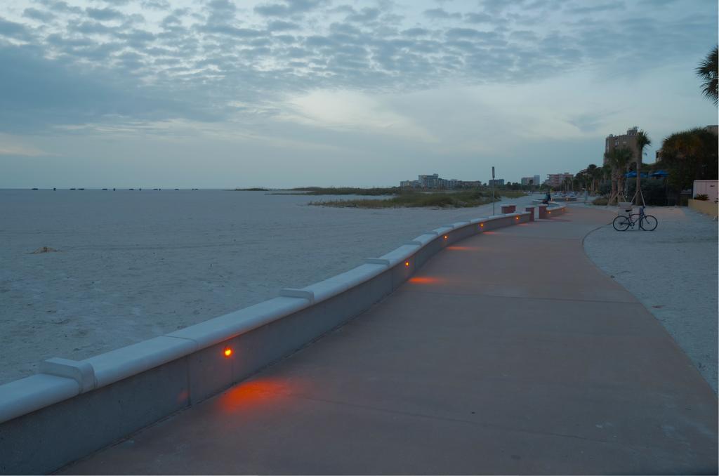 Page Terrace Beachfront Hotel 圣徒皮特海滩 外观 照片